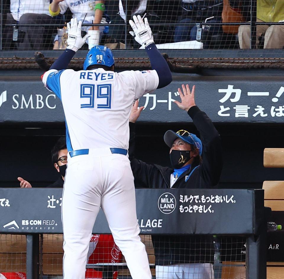 ８回、勝ち越しソロを放ったレイエス（９９）を迎える新庄監督（撮影・中島達哉）