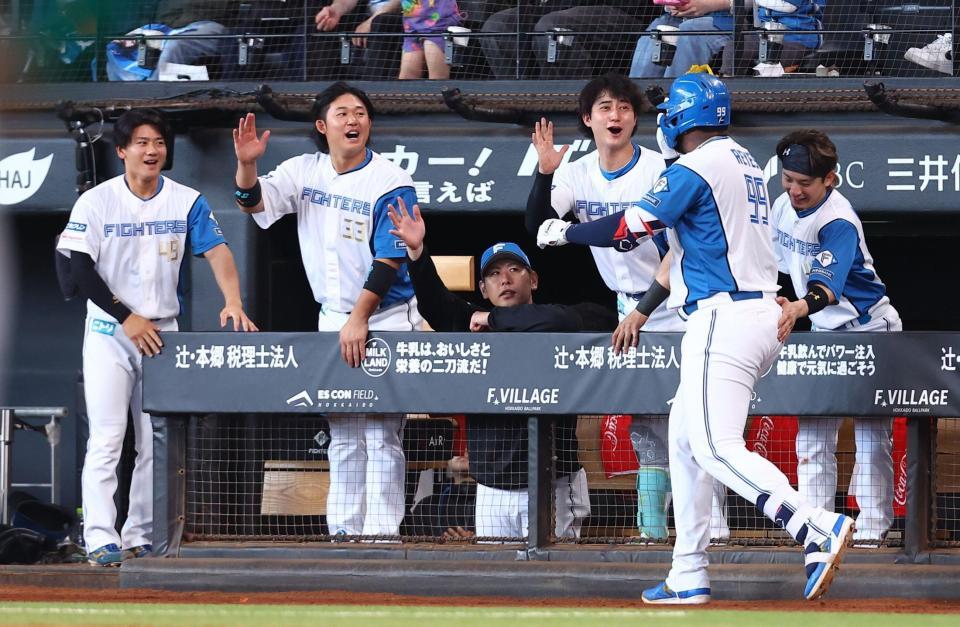 ８回、勝ち越しソロを放ったレイエス（９９）を迎える日本ハムナイン（撮影・中島達哉）