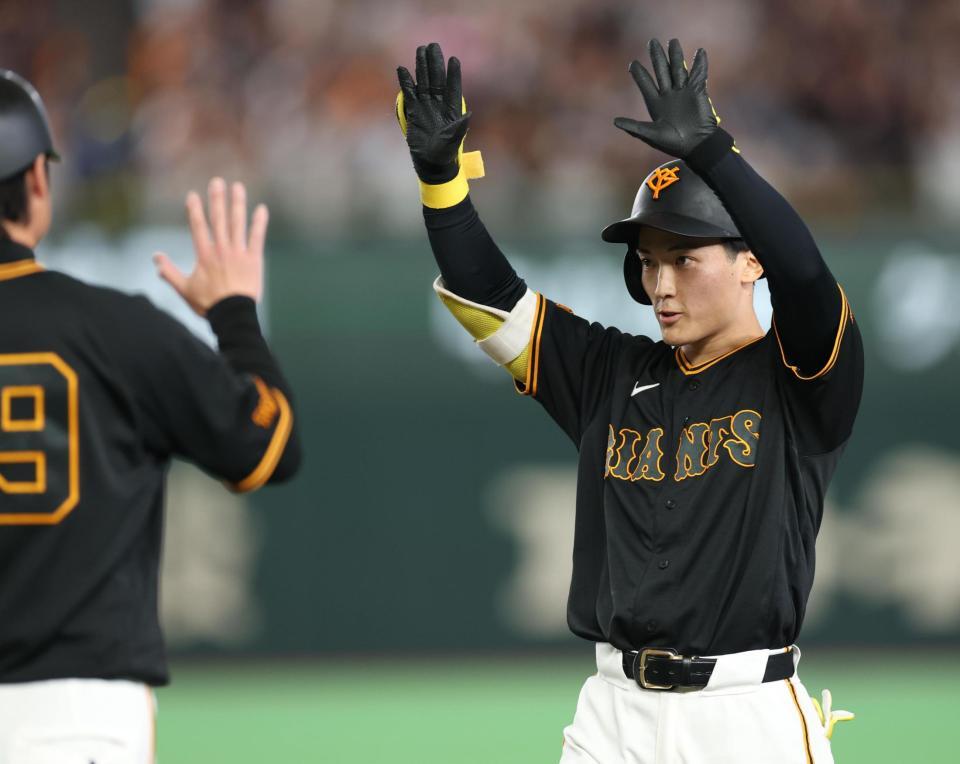 ２回、中前に同点適時打を放ち喜ぶ浦田（撮影・金田祐二）
