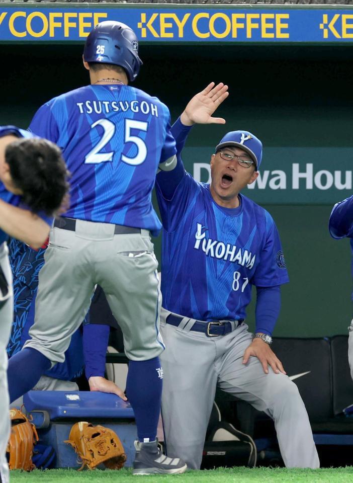 １回、先制ソロを放った筒香を迎える相川監督（撮影・金田祐二）
