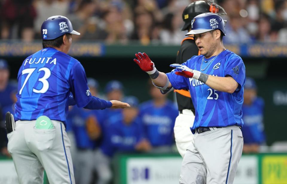 １回、右中間に先制ソロを放ち生還する筒香（撮影・金田祐二）