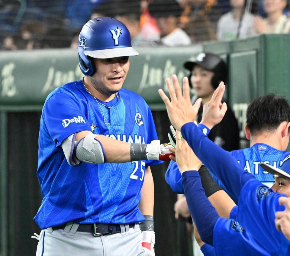 １回、先制ソロを放ち、ナインに迎えられる筒香