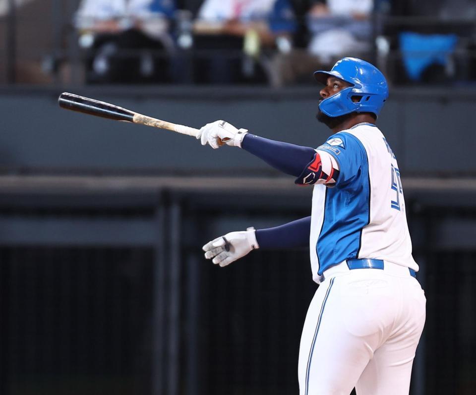 ８回、勝ち越しソロを放つレイエス（撮影・中島達哉）