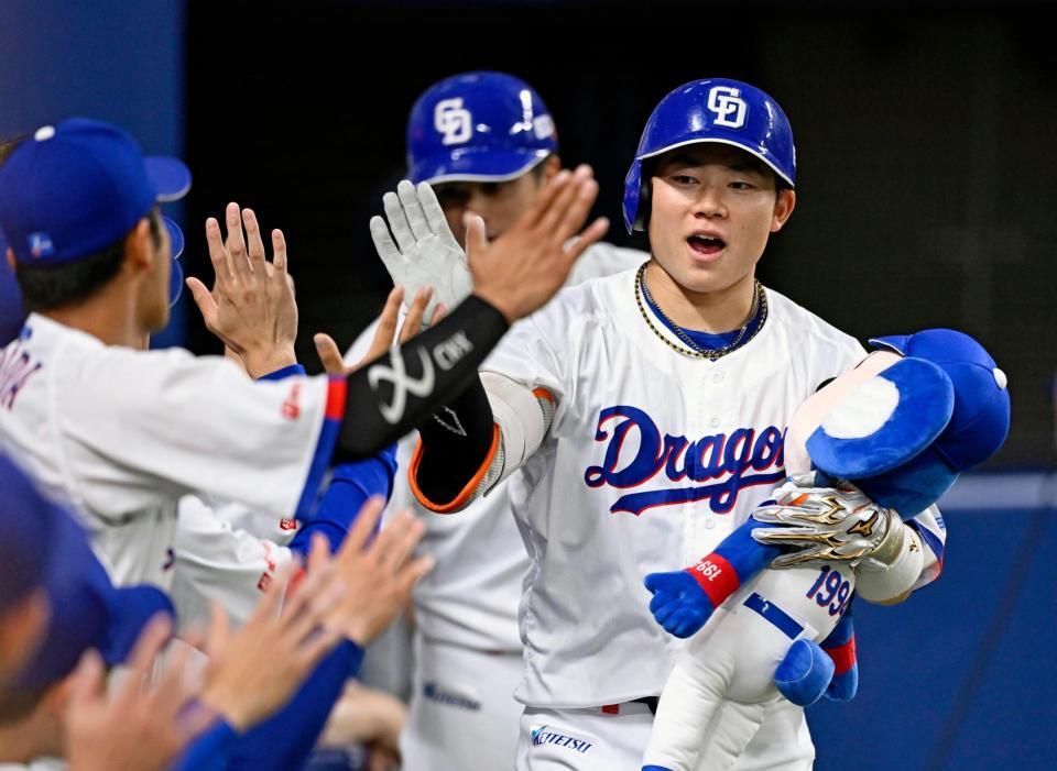 ３回、２ランを放ちナインに迎えられる村松