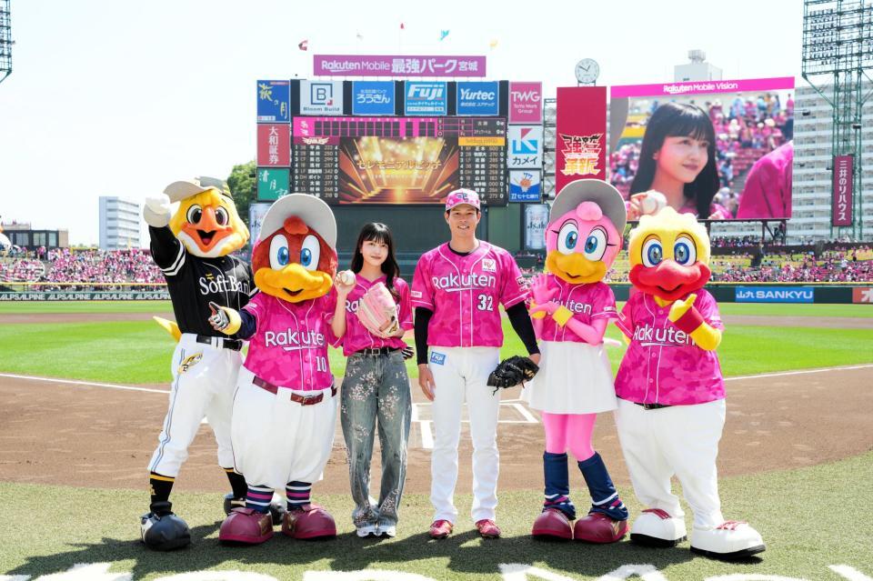 セレモニアルピッチを行った久保史緒里（中央左）と捕手を務めた中島（中央右）
