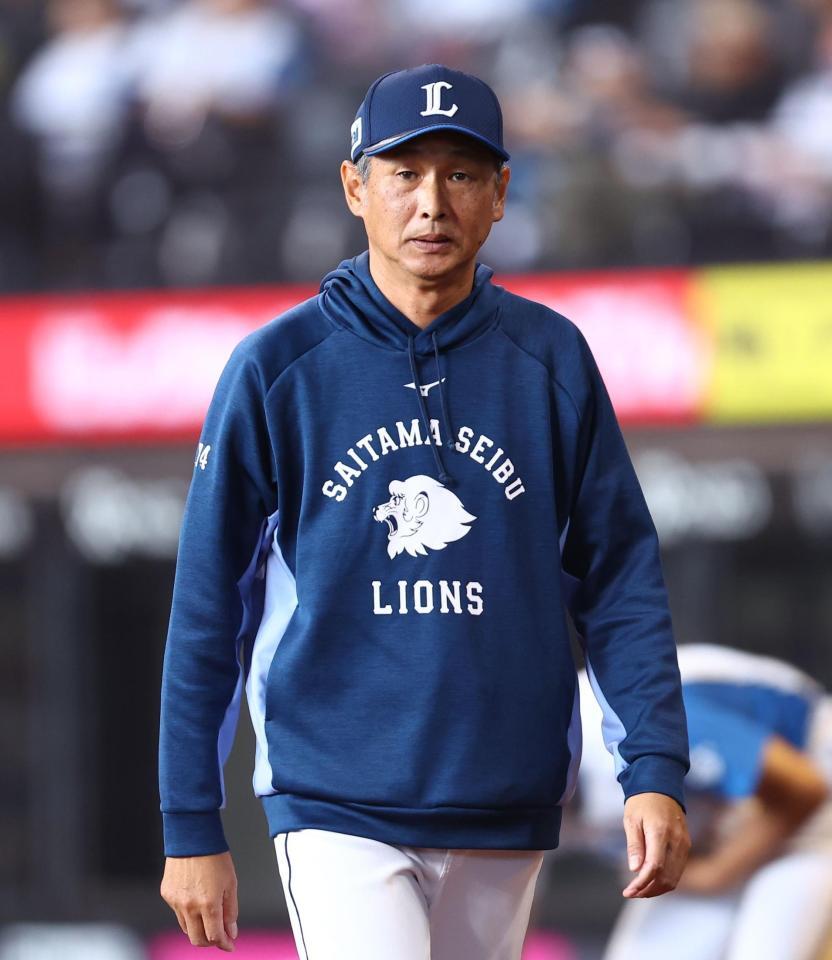 ８回、選手交代を告げる西口監督（撮影・中島達哉）