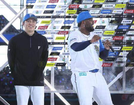 　お立ち台で「ミキティー！！」とさけぶレイエス（右）（撮影・中島達哉）