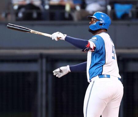 　８回、勝ち越しソロを放つレイエス（撮影・中島達哉）