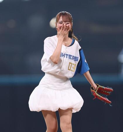 ファーストピッチセレモニーで投球後、笑顔を見せるＣｌａｒｉＳ・クララ（撮影・中島達哉）