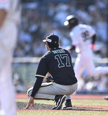 ６回、ソト（後方）に逆転の左越え３ランを打たれた曽谷（撮影・開出牧）