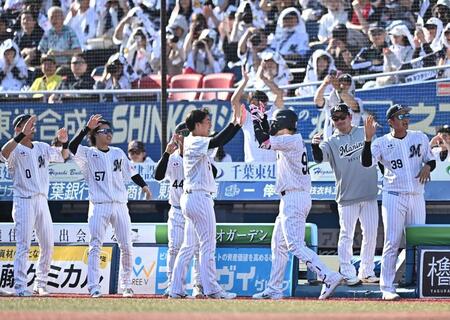 ６回、逆転の左越え３ラン放ちナインとタッチを交わすソト（右から３人目）＝撮影・開出牧