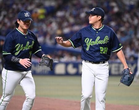 １回、村松の遊ゴロ併殺打を処理した長岡とタッチする松本健（右）