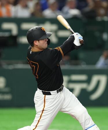 １回、左前に先制適時打を放つ岸田（撮影・金田祐二）