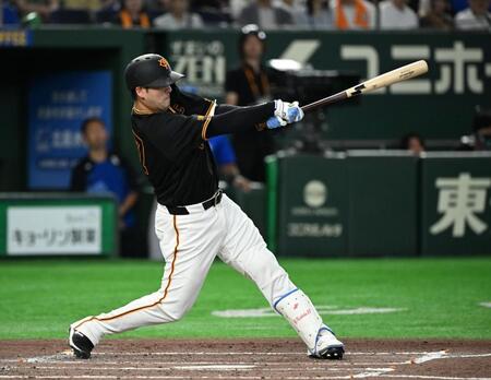 １回、岸田が左前に先制打を放つ