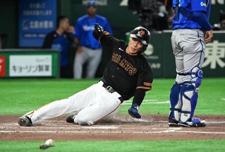 １回、岸田の先制打で生還する二走・平山