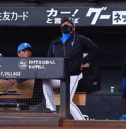 ９回、平沢のファウルボールがベンチに飛び、驚いた後に腰に手を当てる新庄監督（右）＝撮影・中島達哉