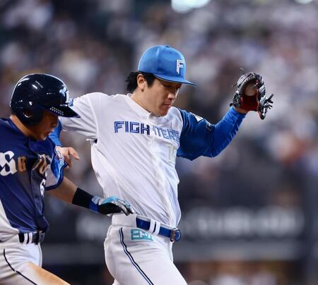 ５回、滝沢（左）の打球に対し、一塁ベースカバーに走る北山（撮影・中島達哉）