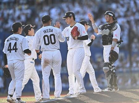４連勝しタッチを交わすロッテナイン＝ＺＯＺＯマリンスタジアム（撮影・開出牧）