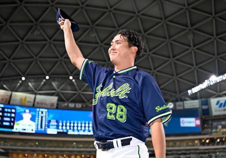 　中日に快勝し、声援に応えるヤクルト・松本健＝バンテリンドーム