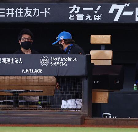 西武に逆転負けし、引き揚げる新庄監督（右）＝撮影・中島達哉