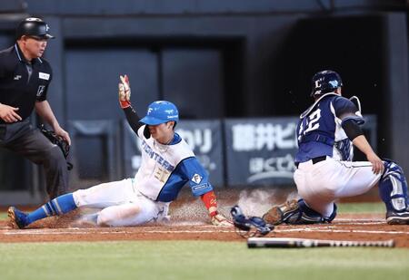 ３回、打者・上川畑の先制打で生還する五十幡（捕手・古賀）＝撮影・中島達哉