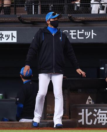 ７回、逆転を許した上原の交代を告げる新庄監督（撮影・中島達哉）