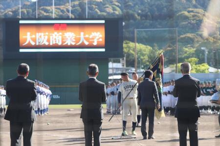 優勝旗を受け取った星野世那投手