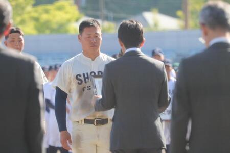 閉会式で表彰を受ける春山主将