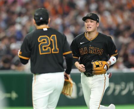 ６回、宮下のライナーを好捕し竹丸に迎えられる坂本（撮影・金田祐二）