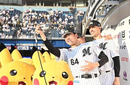 ７回１失点の好投で今季初勝利を挙げお立ち台で自撮りをする広池（６４）。右から逆転３ランのソト、猛打賞の池田（撮影・開出牧）
