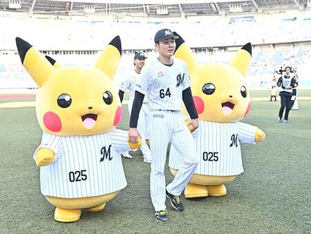 ７回１失点の好投で今季初勝利を挙げ、ピカチュウを連れてファンが陣取るライトスタンドへ向かう広池。後方は逆転３ランのソト（撮影・開出牧）