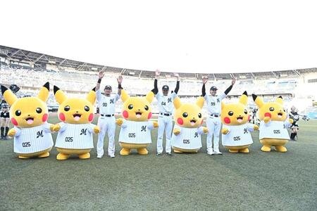 ４連勝しマリーンズのユニホームを着たピカチュウとバンザイする（左から）池田、広池、ソト（撮影・開出牧）