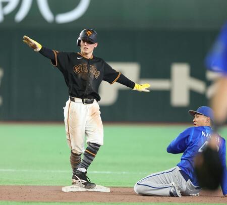 ７回、増田陸の時、二盗を決めこの日３盗塁の浦田（撮影・金田祐二）