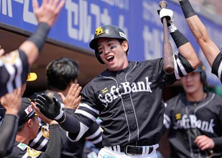 １回、先制２ランを放ちベンチ前で迎えられる栗原