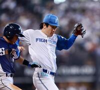 ５回、滝沢（左）の打球に対し、一塁ベースカバーに走る北山（撮影・中島達哉）