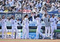 ６回、逆転の左越え３ラン放ちナインとタッチを交わすソト（右から３人目）＝撮影・開出牧