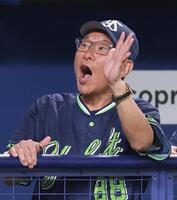 ４回、生還した武岡を迎える池山監督
