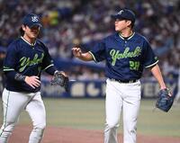 １回、村松の遊ゴロ併殺打を処理した長岡とタッチする松本健（右）