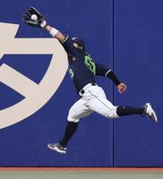 ２回、細川の左飛を好捕する増田