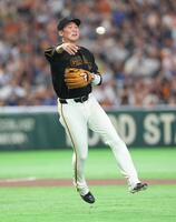 ７回、松尾のい三ゴロで必死に送球する坂本（撮影・金田祐二）