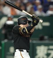 １回、左前打を放つ泉口（撮影・金田祐二）