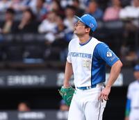 ７回、岸に逆転２ランを許し、落胆する上原（撮影・中島達哉）