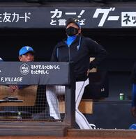 ９回、平沢のファウルボールがベンチに飛び、驚いた後に腰に手を当てる新庄監督（右）＝撮影・中島達哉