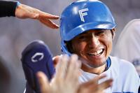 ３回、打者・レイエスの適時打で生還し、ナインに迎えられる上川畑（撮影・中島達哉）