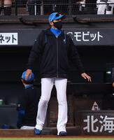 ７回、逆転を許した上原の交代を告げる新庄監督（撮影・中島達哉）