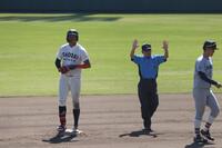 ６回に３点適時二塁打を放った真鍋（左）