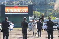 優勝旗を受け取った星野世那投手