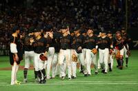 ６連勝を喜ぶ巨人ナイン（撮影・金田祐二）