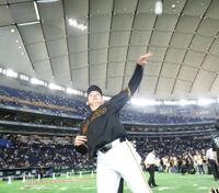 ５勝目を挙げサインボールを投げ入れる巨人・竹丸和幸＝東京ドーム（撮影・金田祐二）