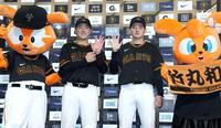 ６連勝を喜ぶ岸田と５勝目を挙げた竹丸（撮影・金田祐二）